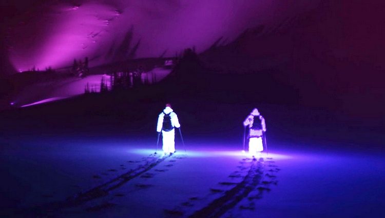 Fenomenalno svetlosno skijanje noću sa LED diodama