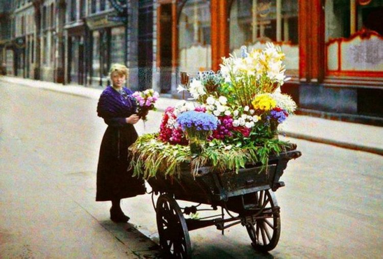Pariz 1914 godine u koloru -  prodavačica cveća
