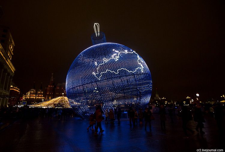 Новый год в Москве -Манежке огромный шар