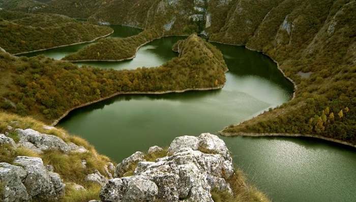 Meandri i zelenilo reka Uvac kanjon