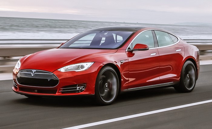 Tesla model S električni automobil iz 2015. godine