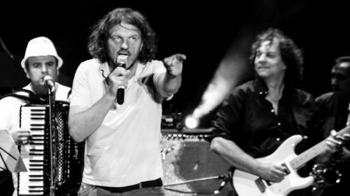 Režiser Emir Kusturica peva i svira gitaru rok muzika