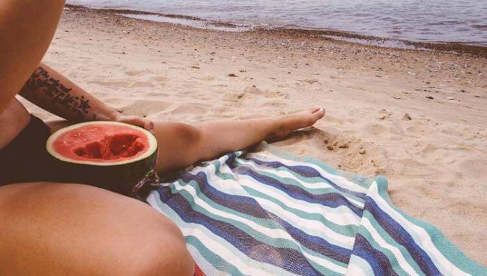 Kako se hraniti na putovanju - plaža i lubenica