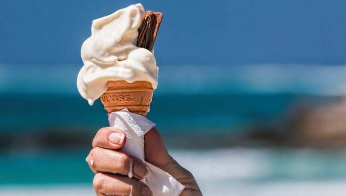 Sladoled na plaži - ishrana na moru