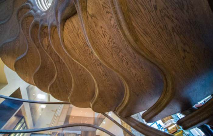 Vijugavo drveno stepeniste unutar restorana-1805-6