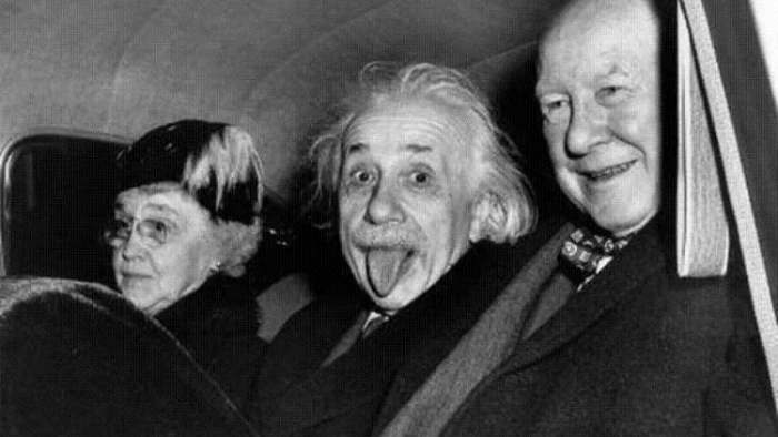 otografija na kojoj se Ajnštajn plazi