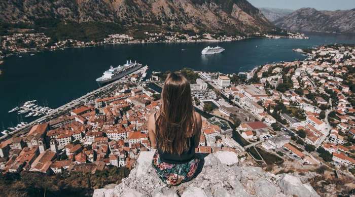 Devojka gleda na Boku Kotorsku