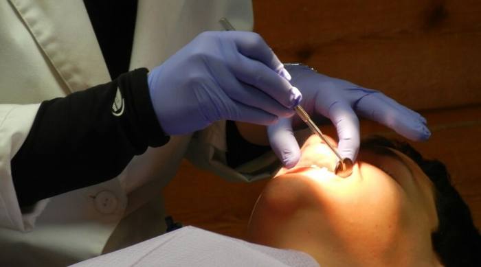 Stomatolog koji pregleda zube pacijentu