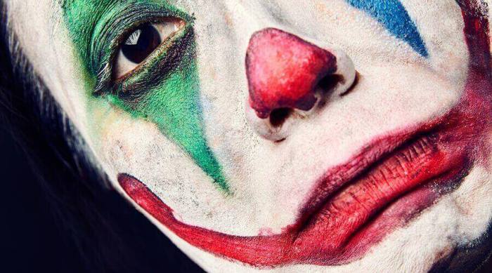 Glumac sa šminkom koji glumi Joker-a