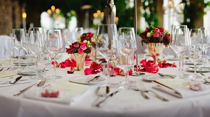 sale za venčanje - svečani sto u restoranu