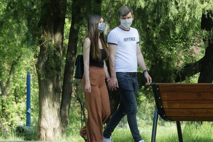 Momak i devojka na čijem se licu nalazi zaštitna maska
