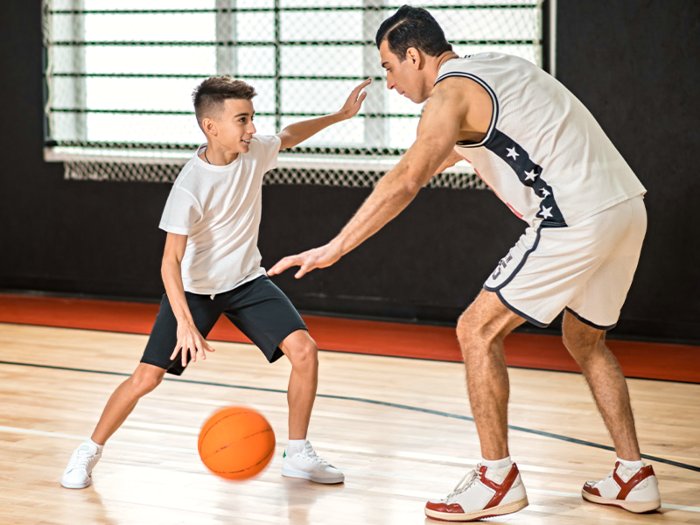 učenik igra košarku